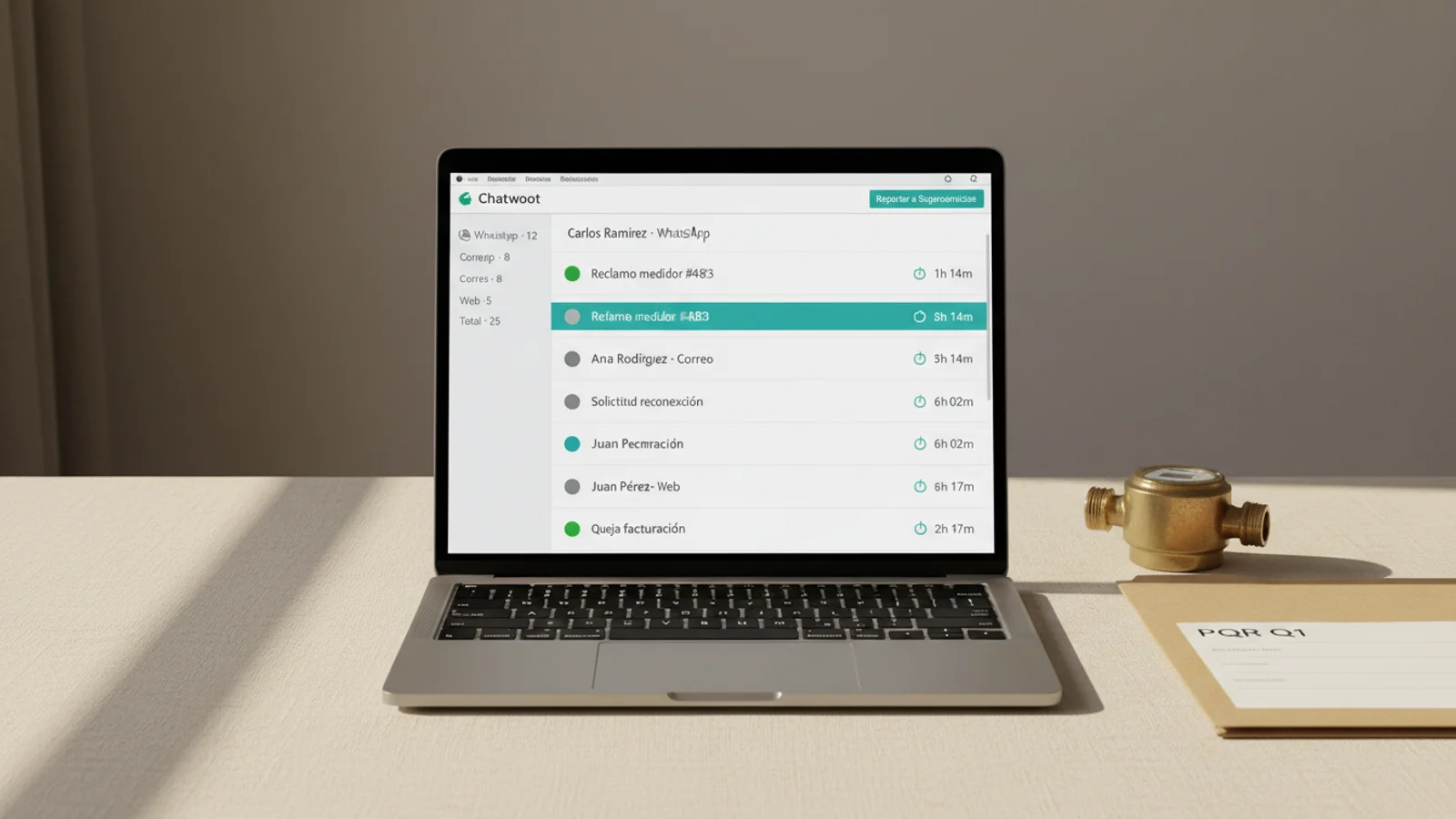 MacBook con bandeja unificada de PQR multicanal de Daguas ESP — WhatsApp, correo y formulario web en una sola vista.
