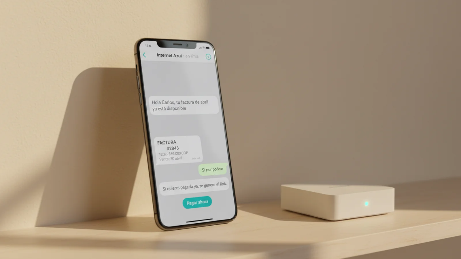 Smartphone con WhatsApp mostrando factura mensual de Internet Azul y botón de link de pago instantáneo.