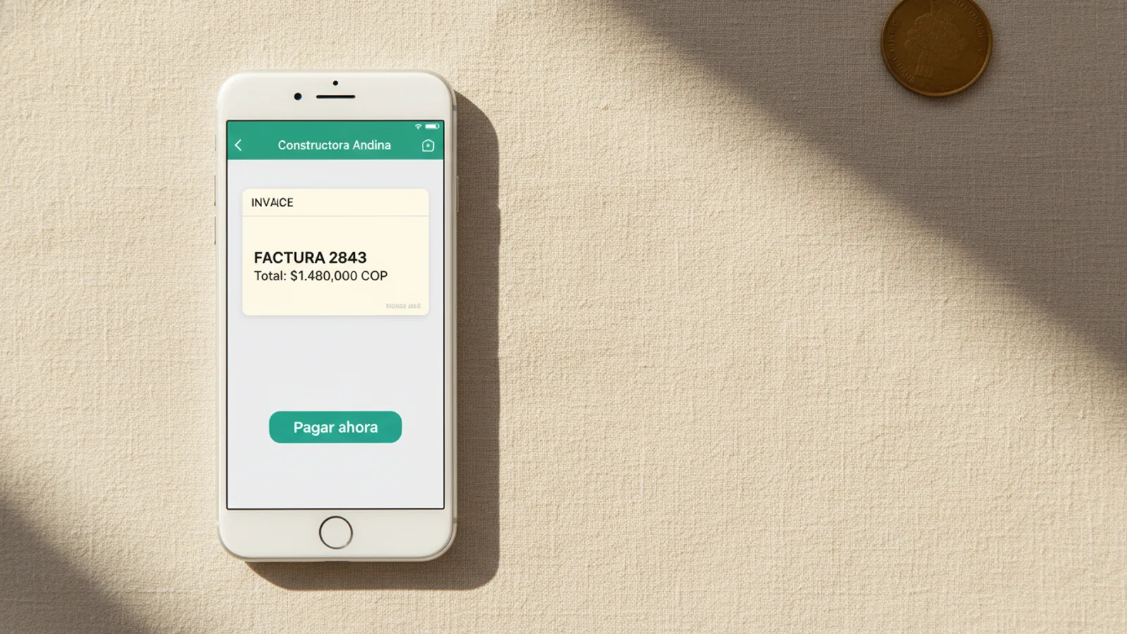 iPhone sobre lino crema mostrando chat de WhatsApp con factura y botón Pagar ahora en teal.