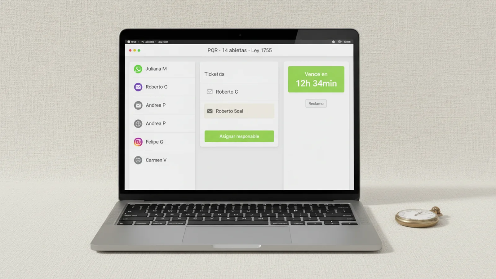 MacBook frontal close-up sobre lino crema con bandeja PQR, badge lima de SLA y cronómetro de latón al lado.